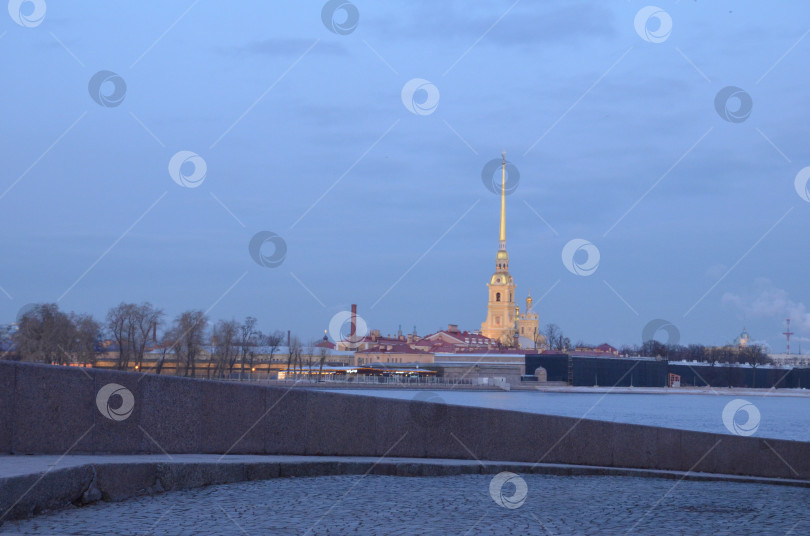 Скачать Санкт-Петербург, Россия – 11.19.2023: Петропавловская крепость в Санкт-Петербурге на фоне вечернего неба фотосток Ozero