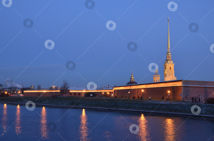 Скачать Санкт-Петербург, Россия – 11.19.2023: Ночной вид на Петропавловскую крепость в Санкт-Петербурге фотосток Ozero