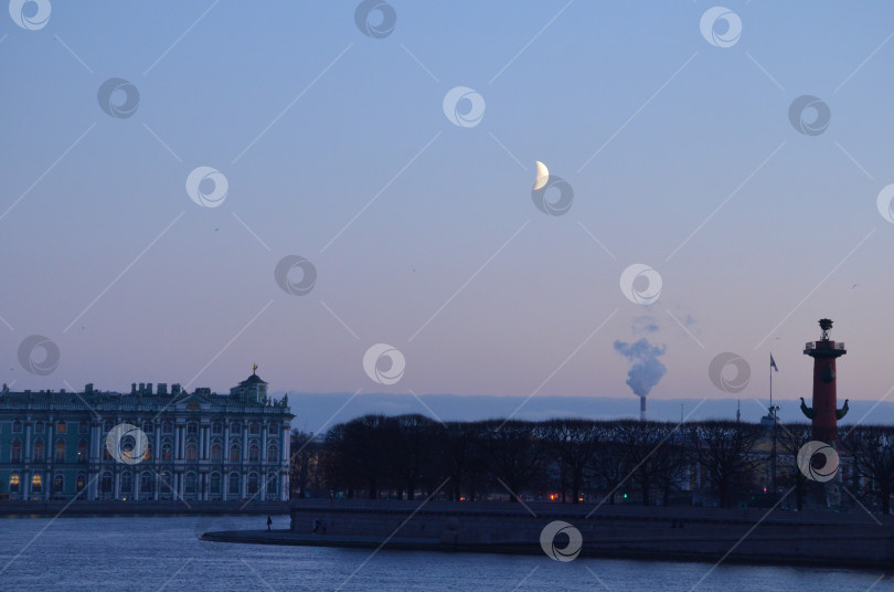 Скачать Санкт-Петербург, Россия – 11.19.2023: Санкт-Петербург - вечерний вид на Эрмитаж и стрелку Васильевского острова, закат, луна фотосток Ozero