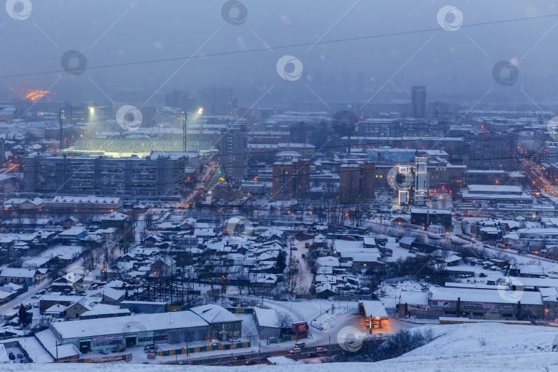 Скачать Вид на вечерний Красноярск с Караульной горы фотосток Ozero