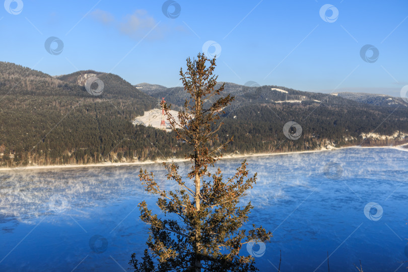 Скачать Вид на реку Енисей со смотровой площадки на вершине трёхсотметрового Слизневского утёса. фотосток Ozero