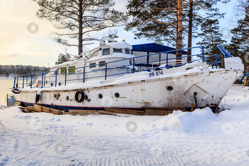 Скачать Красноярск, Россия - декабря 02, 2017- Судно на зимовке на Красноярском водохранилище фотосток Ozero