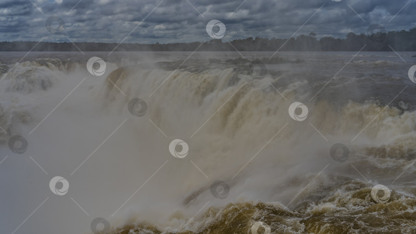 Скачать Знаменитый впечатляющий водопад "Горло дьявола". фотосток Ozero