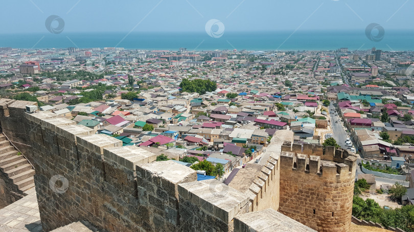 Скачать Вид с высоты крепостных стен на город Дербент. Дагестан, Россия фотосток Ozero