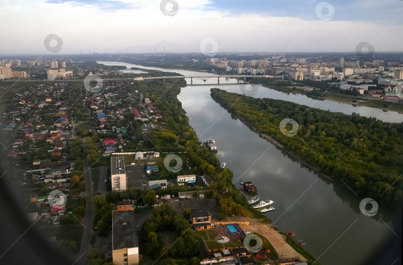 Скачать Вид из самолета при посадке на промышленный город фотосток Ozero