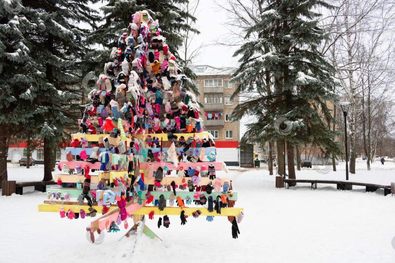 Скачать Новогодний фон с рождественской деревянной елкой, сделанной из варежек. Место для вашего текста фотосток Ozero