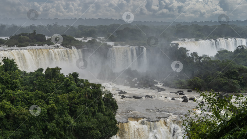 Скачать Тропический пейзаж с водопадом. фотосток Ozero