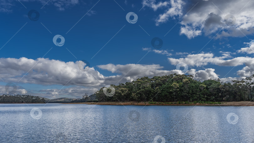 Скачать Красивое спокойное озеро. Рябь на голубой воде. фотосток Ozero
