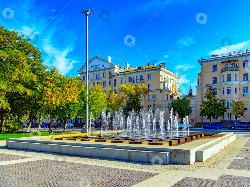Скачать Городской фонтан на площади Ленина перед Астраханским кремлем, Астрахань, Россия. фотосток Ozero