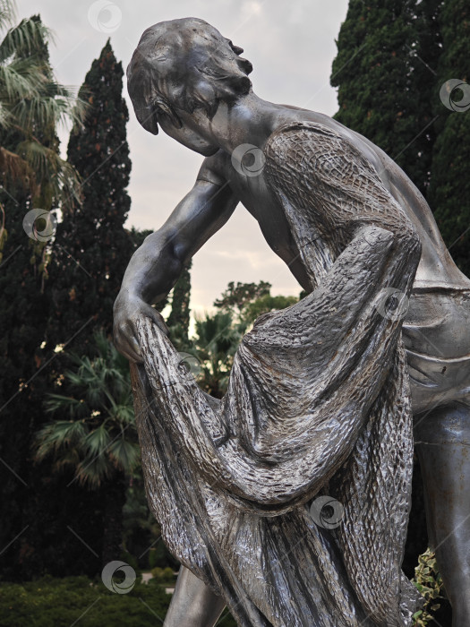 Скачать Скульптура "Рыбак с сетью" в парке "Дендрарий" Сочи вид со спины фотосток Ozero