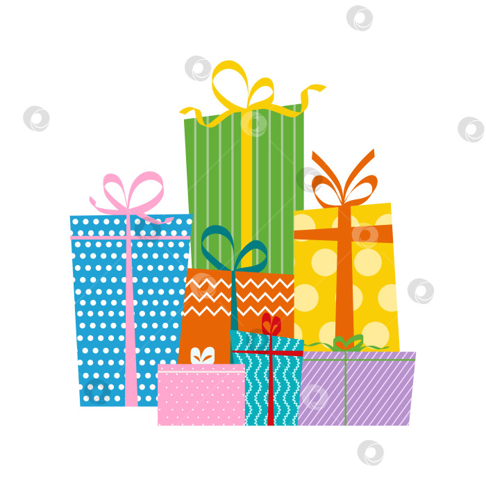 Скачать Стопка подарочных коробок. Дизайн подарка на Рождество или день рождения. Рождественские коробки с лентой и бантом. фотосток Ozero
