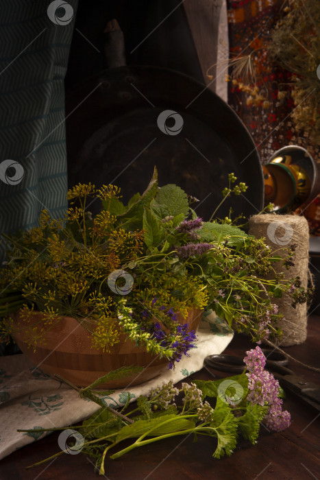 Скачать Свежая зелень, нарезанная в домашнем саду в деревянной миске на деревенской кухне фотосток Ozero