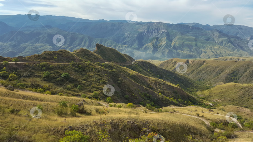 Скачать Дорога по гребню горы. Республика Дагестан, Россия фотосток Ozero