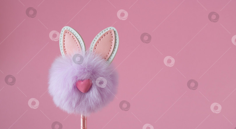 Скачать Милый маленький пушистый сиреневый кролик-игрушка на розовом фоне. Пасхальная концепция. место для вашего текста фотосток Ozero