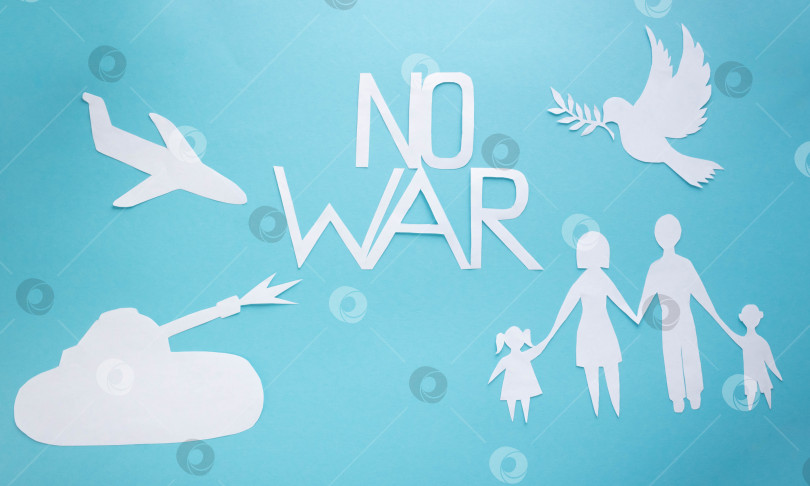 Скачать Войны нет. Семья, голубь мира, вырезанный из бумаги на синем фоне.Концепция Всемирного дня мира фотосток Ozero