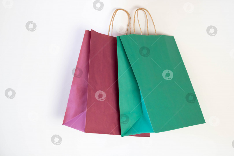 Скачать Концепция экологии Цветные бумажные пакеты для покупок, выделенные на белом фоне фотосток Ozero