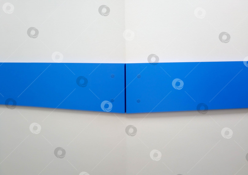 Скачать Фон угла белой стены с синей полосой фотосток Ozero