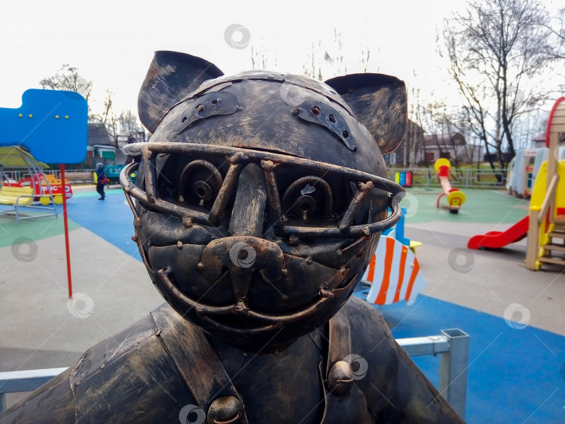 Скачать Железная металлическая фигурка статуи кота в очках в городском детском парке фотосток Ozero