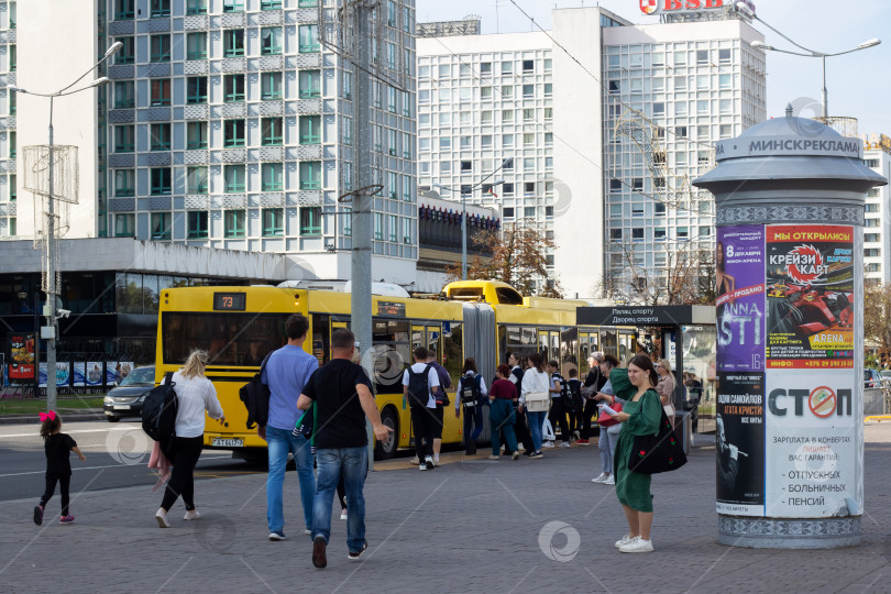 Скачать Беларусь, Минск - 20 сентября 2023 года: Люди на остановке общественного транспорта фотосток Ozero