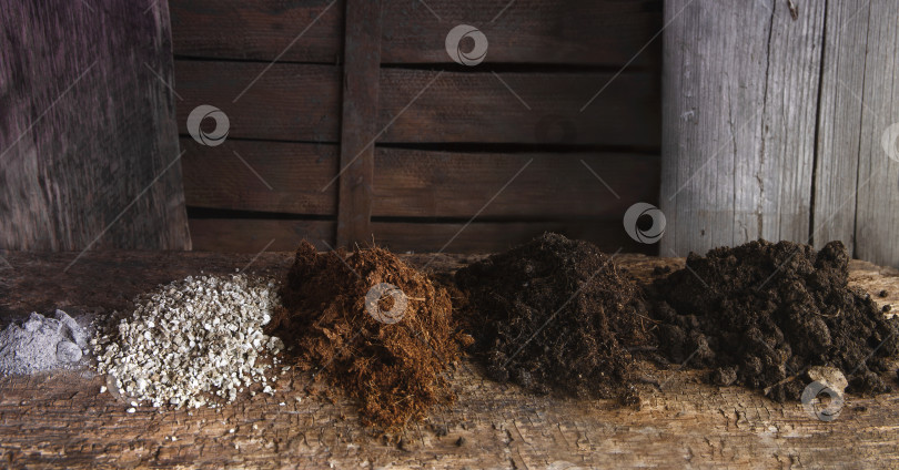 Скачать Различные субстраты и ингредиенты для подготовки почвы (натуральная глинистая почва, тепличный субстрат, торф, вермикулит, зола). Концепция выращивания рассады овощей весной. фотосток Ozero