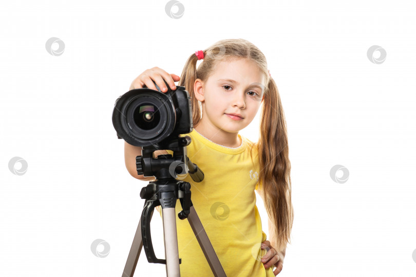 Скачать ребенок с камерой, изолированный фотосток Ozero