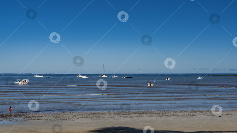 Скачать В голубом океане видно множество белых лодок и яхт. фотосток Ozero