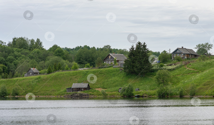 Скачать Жизнь Русского Севера, старые полуразрушенные дома вдоль берега реки Свирь фотосток Ozero