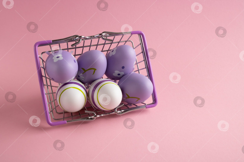 Скачать Металлическая корзина для покупок с сиреневыми куриными яйцами на розовом фоне. Диетический свежий продукт. Пасхальная концепция. Место для вашего текста фотосток Ozero