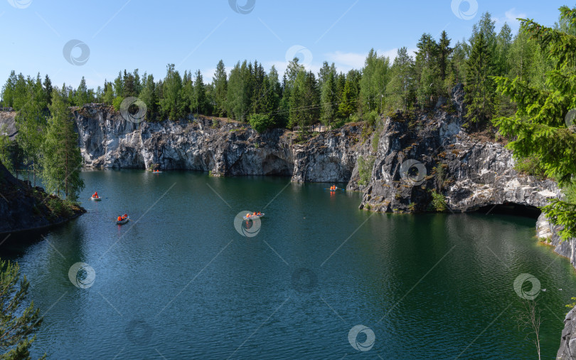 Скачать Парк Рускеала, озеро среди мраморных скал, является излюбленным местом посещения туристов фотосток Ozero