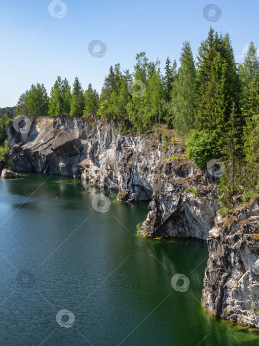 Скачать Парк Рускеала, озеро среди мраморных скал на месте старого карьера, является излюбленным местом посещения туристов фотосток Ozero