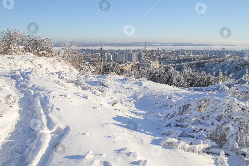 Скачать Вид на заснеженный зимний город в солнечную погоду. фотосток Ozero