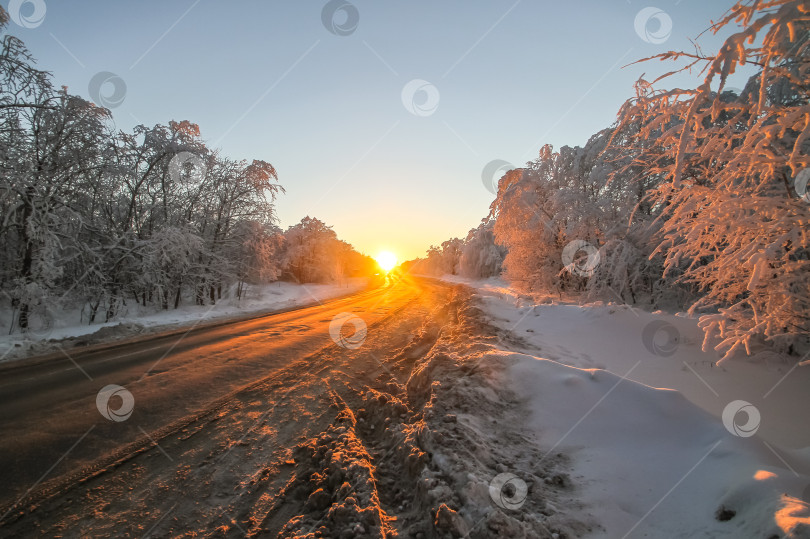 Скачать Шоссе зимой на закате. фотосток Ozero