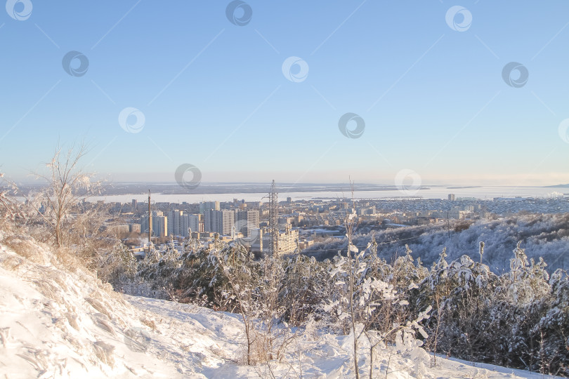 Скачать Вид на заснеженный зимний город. фотосток Ozero