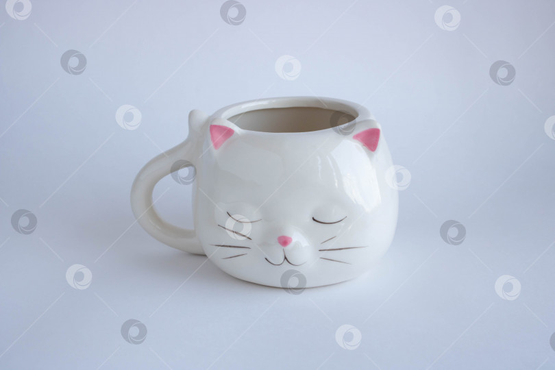 Скачать Белая кофейная кружка в форме кошки с розовыми ушками, крупным планом на белом фоне фотосток Ozero