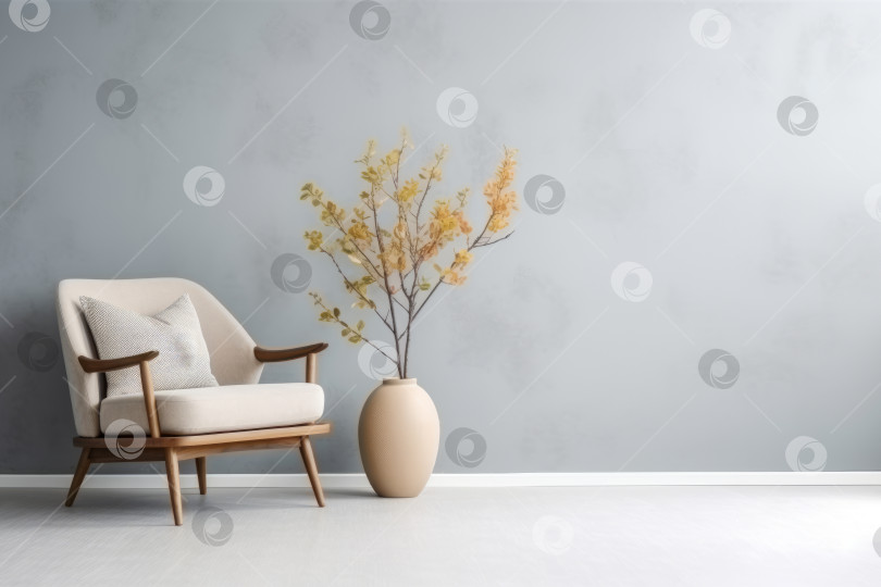 Скачать Светлая гостиная в минималистском дизайне интерьера с креслом с подушкой, комнатным растением в напольной вазе, пустым пространством на серой стене для макета, местом для копирования фотосток Ozero