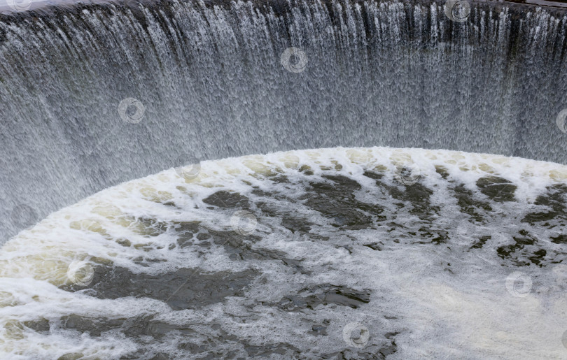 Скачать Небольшой водопад на искусственной речной плотине фотосток Ozero