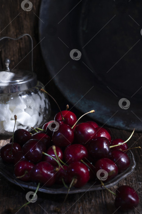 Скачать Сладкая вишня в металлической тарелке на деревянном столе фотосток Ozero