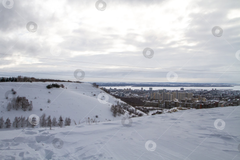 Скачать Вид на заснеженный зимний город. фотосток Ozero