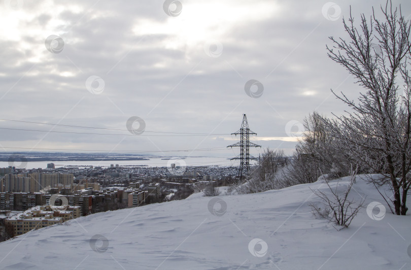 Скачать Вид на заснеженный зимний город. фотосток Ozero