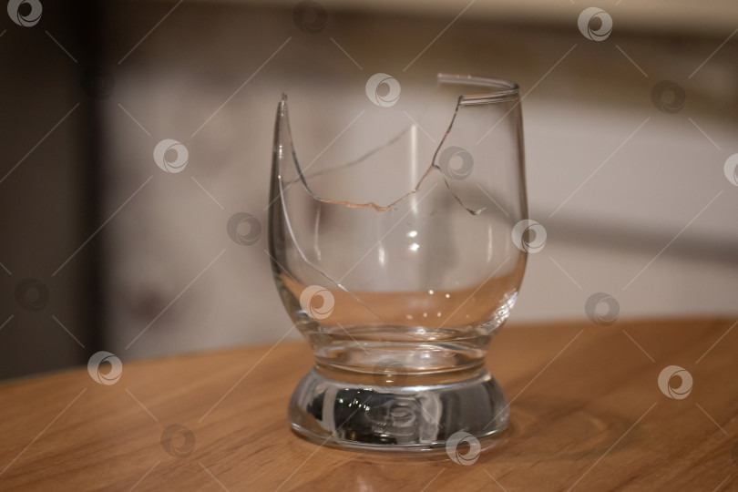 Скачать Разбитый прозрачный стакан для питья на столе фотосток Ozero