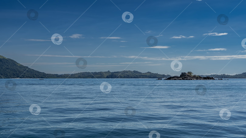 Скачать Маленький скалистый остров в голубом океане. фотосток Ozero