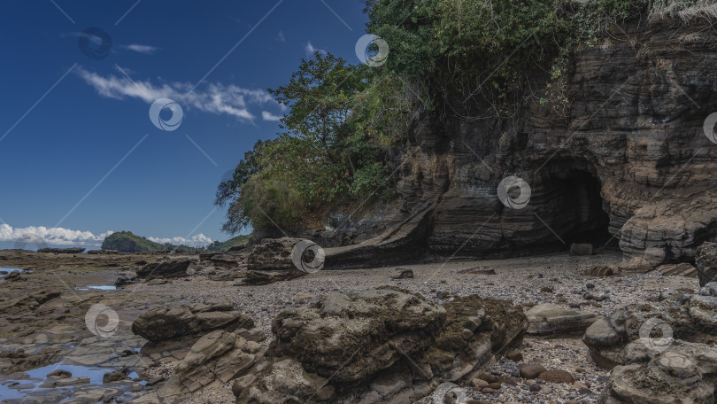 Скачать Отлив в океане. Разбросаны живописные валуны фотосток Ozero