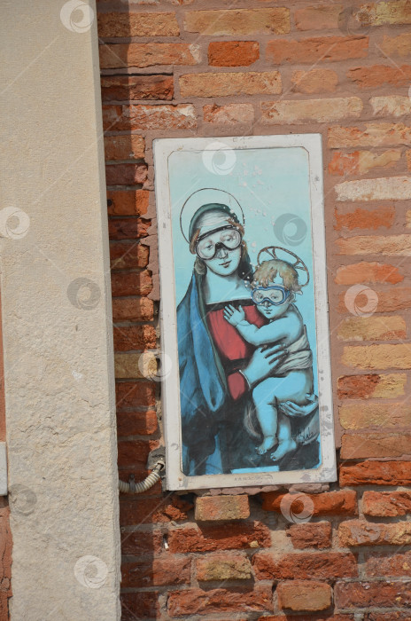 Скачать Венеция, Италия – 08.07.2019: Забавная фреска или граффити на кирпичной стене где-то в Венеции фотосток Ozero