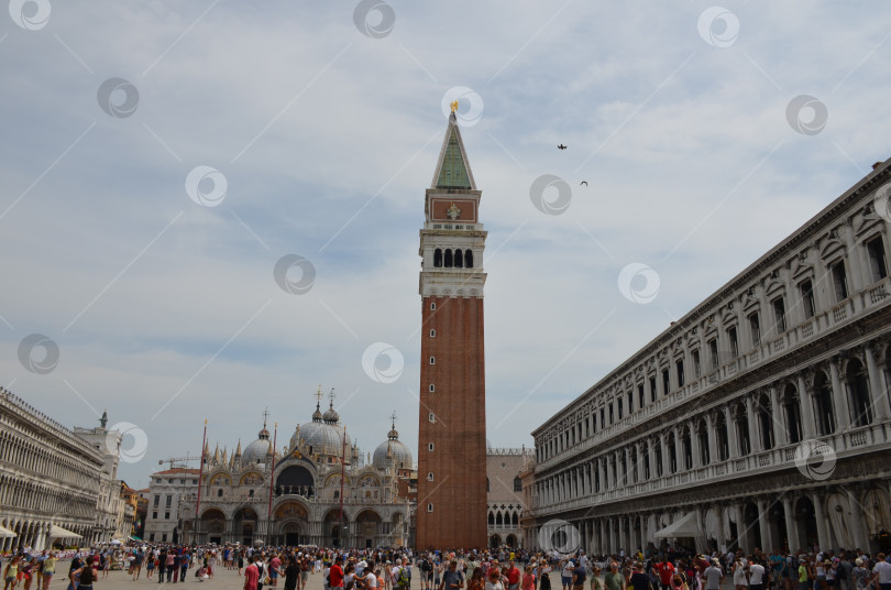 Скачать Венеция, Италия – 08.07.2019: Площадь Сан-Марко (Piazza San Marco): Собор и колокольня Святого Марка, много туристов фотосток Ozero