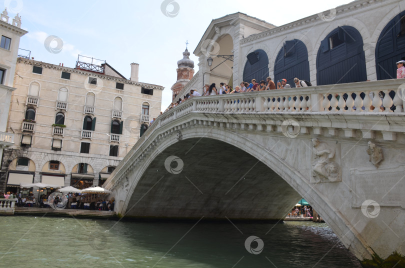 Скачать Венеция, Италия – 08.07.2019: Мост Риальто (Ponte di Rialto) через Гранд Канал: самый известный и древний мост через Гранд Канал, символ города фотосток Ozero