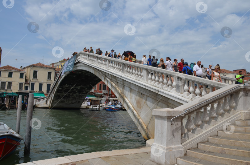 Скачать Венеция, Италия – 08.07.2019: Италия, Венеция, Мост Скальци (Ponte degli Scalzi) через Гранд Канал: мост босоногих, назван по наименованию церкви босоногих монахов-кармелитов фотосток Ozero