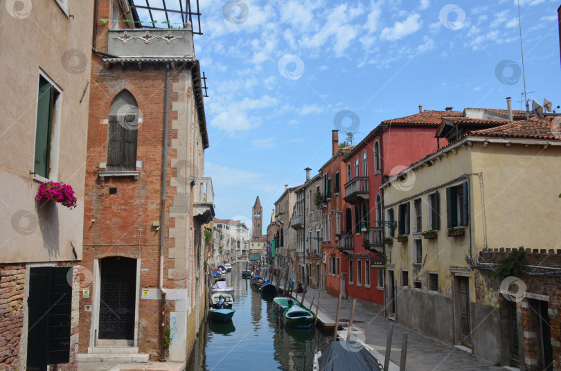 Скачать Венеция, Италия – 08.07.2019: Венеция: каналы, мосты, палаццо, дома в венецианском стиле, лодки, катера и туристы фотосток Ozero