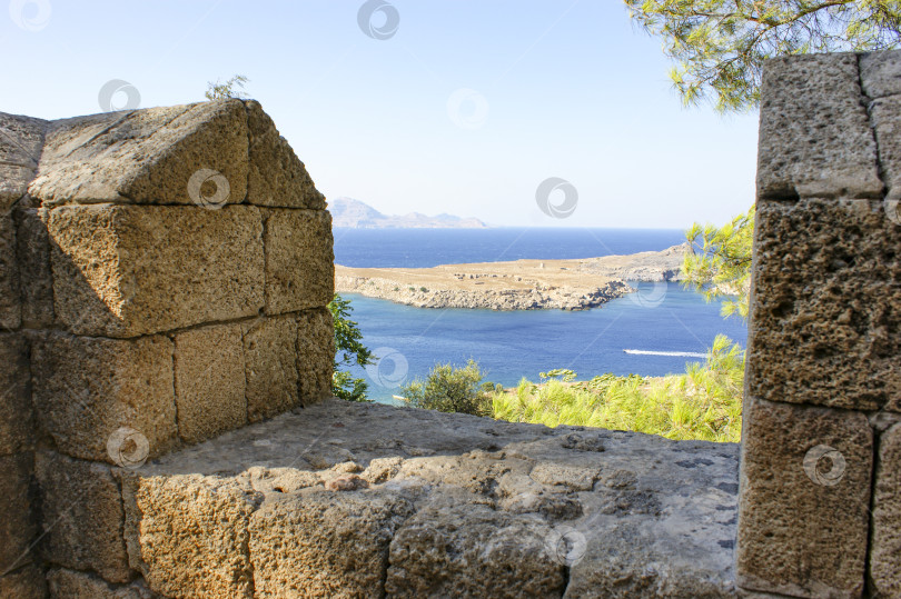 Скачать Линдос. Вид с крепостной стены Акрополя на залив, фотосток Ozero