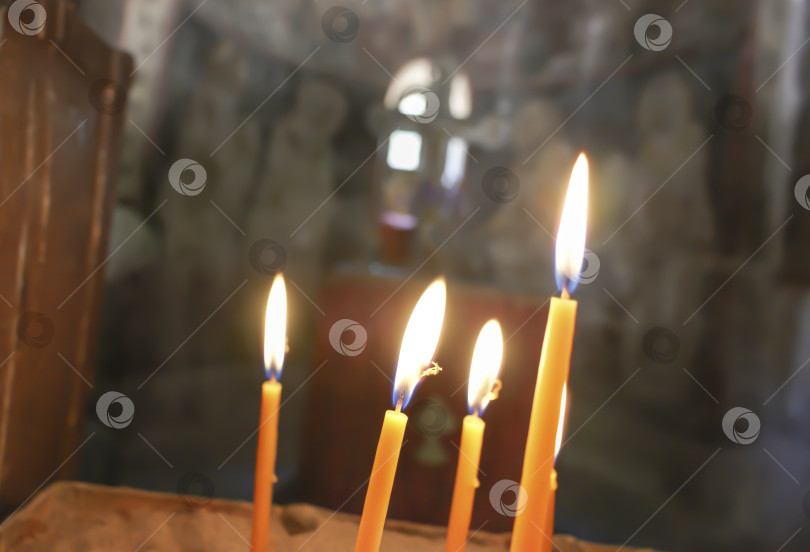 Скачать Горящие свечи в темной православной церкви. Родос. Греция. фотосток Ozero