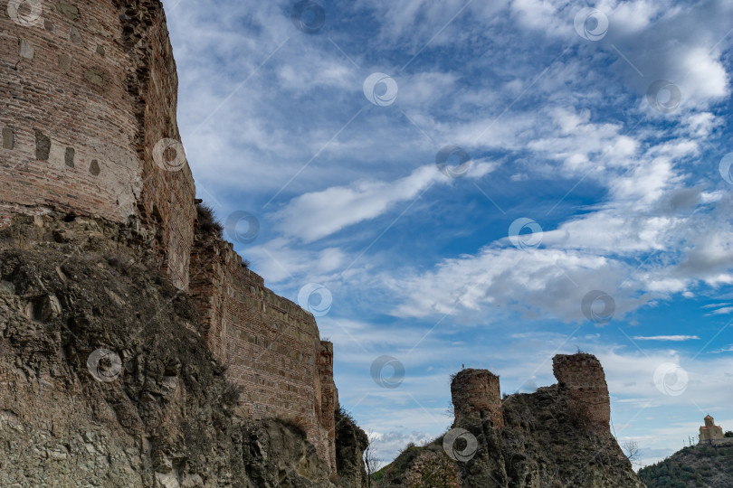 Скачать Руины крепости Нарикала на фоне голубого прозрачного неба. Тбилиси. Грузия. фотосток Ozero